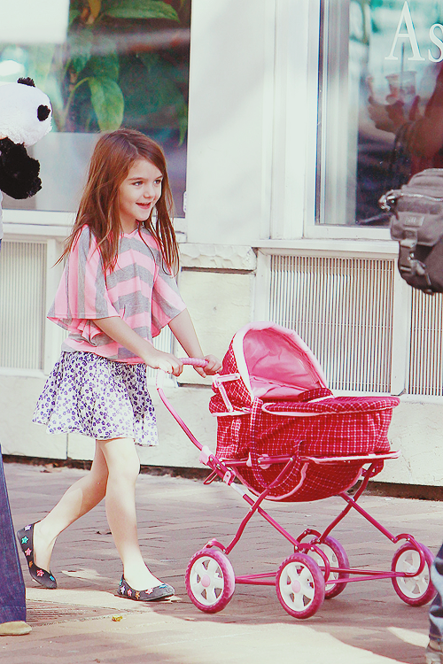 The-young-and-very-fashionable-Suri-Cruise-2