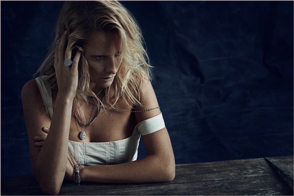 Poppy-Delevingne-poses-in-Talento-Jewelry-for-2014-Campaign2