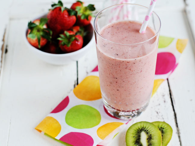 A-Healthy-and-Simple-Strawberry-Kiwi-Smoothie-1