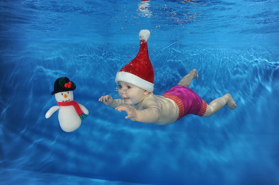 Cute-Little-Divers-in-Christmas-Outfits-1