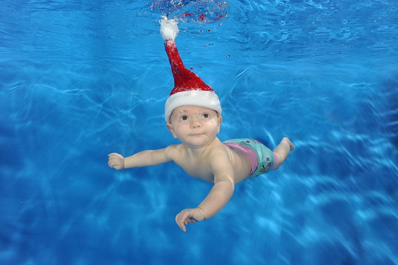 Cute-Little-Divers-in-Christmas-Outfits-10