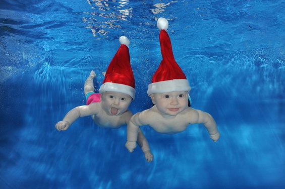 Cute-Little-Divers-in-Christmas-Outfits-11