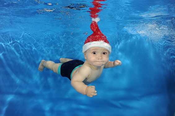 Cute-Little-Divers-in-Christmas-Outfits-12
