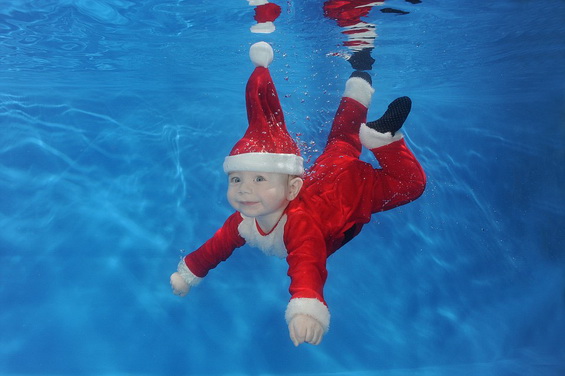 Cute-Little-Divers-in-Christmas-Outfits-2
