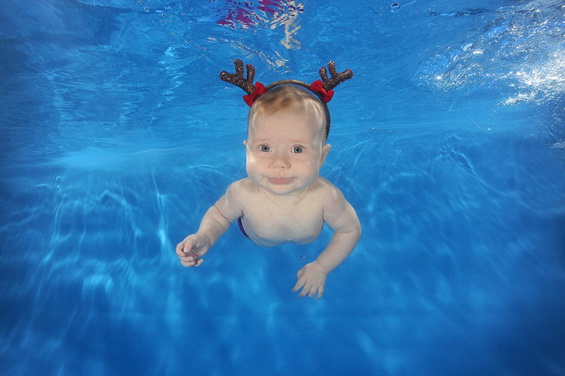 Cute-Little-Divers-in-Christmas-Outfits-4