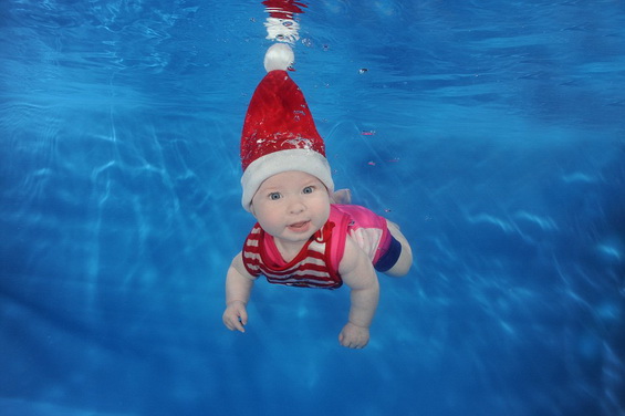Cute-Little-Divers-in-Christmas-Outfits-5