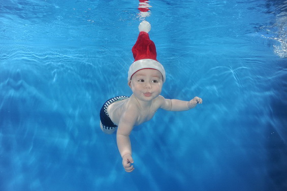 Cute-Little-Divers-in-Christmas-Outfits-6