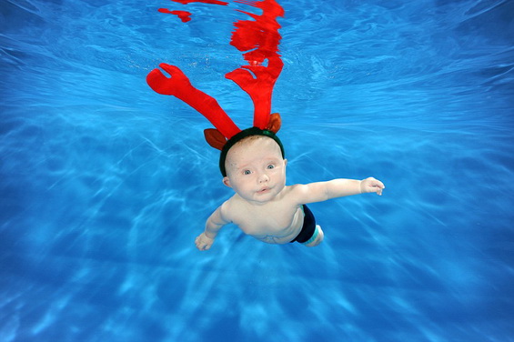 Cute-Little-Divers-in-Christmas-Outfits-8