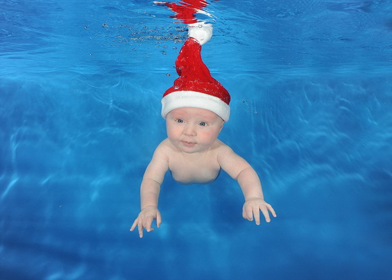 Cute-Little-Divers-in-Christmas-Outfits-9