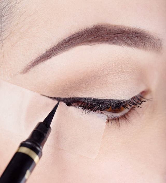 How-To-Do-The-Perfect-Cat-Eye-4