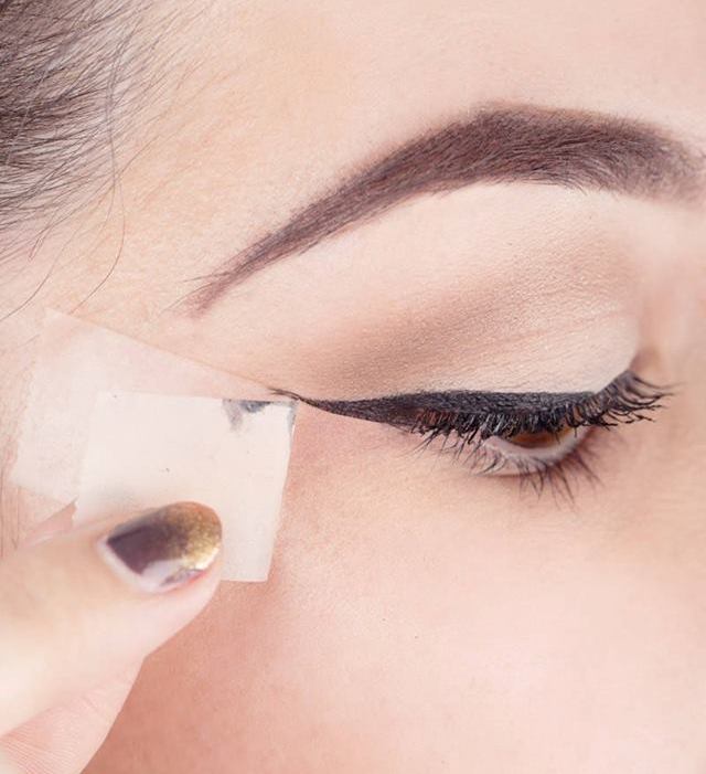 How-To-Do-The-Perfect-Cat-Eye-5
