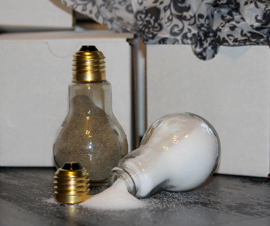 Awesome-DIY-Ideas-From-Old-Light-Bulbs-14