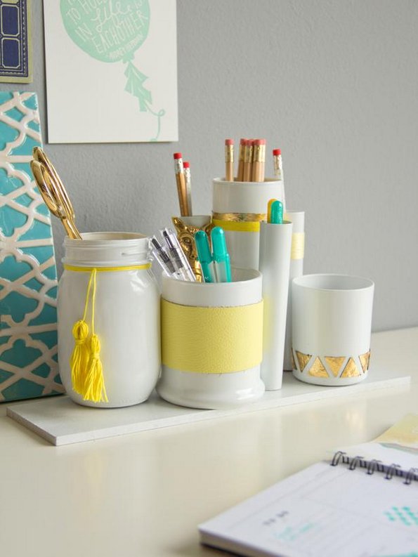 Cute-and-Creative-Ways-to-Decorate-Your-Desk-at-Work-4