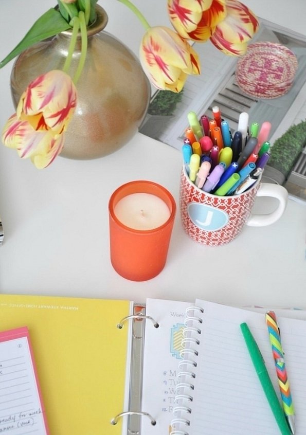 Cute-and-Creative-Ways-to-Decorate-Your-Desk-at-Work-6