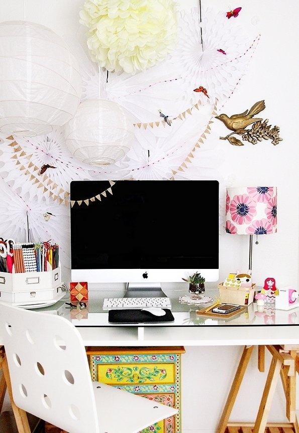 Cute-and-Creative-Ways-to-Decorate-Your-Desk-at-Work-7