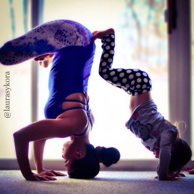 Amazing-Mother-and-Daughter-Doing-Yoga-Together-1