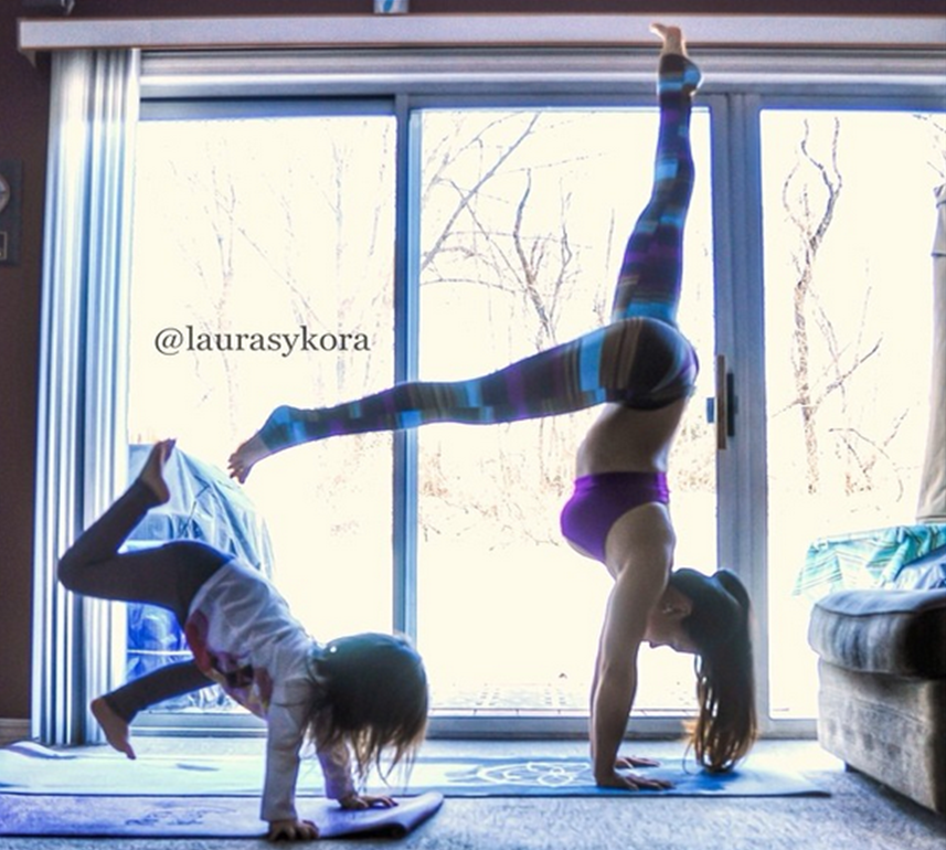 Amazing-Mother-and-Daughter-Doing-Yoga-Together-9