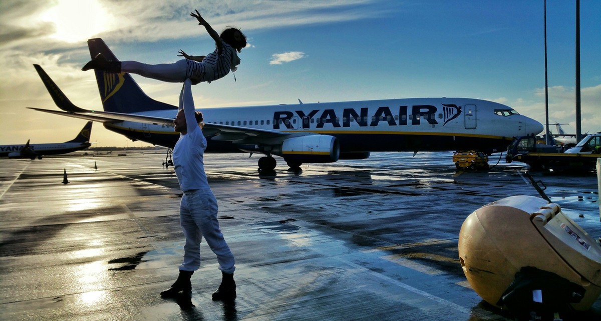 An-Acrobatic-Couple-Got-Married-in-38-Different-Places-in-the-World-11