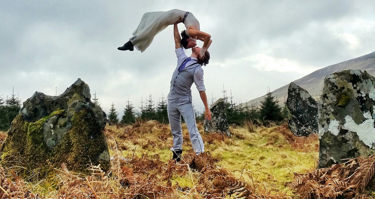 An-Acrobatic-Couple-Got-Married-in-38-Different-Places-in-the-World-12