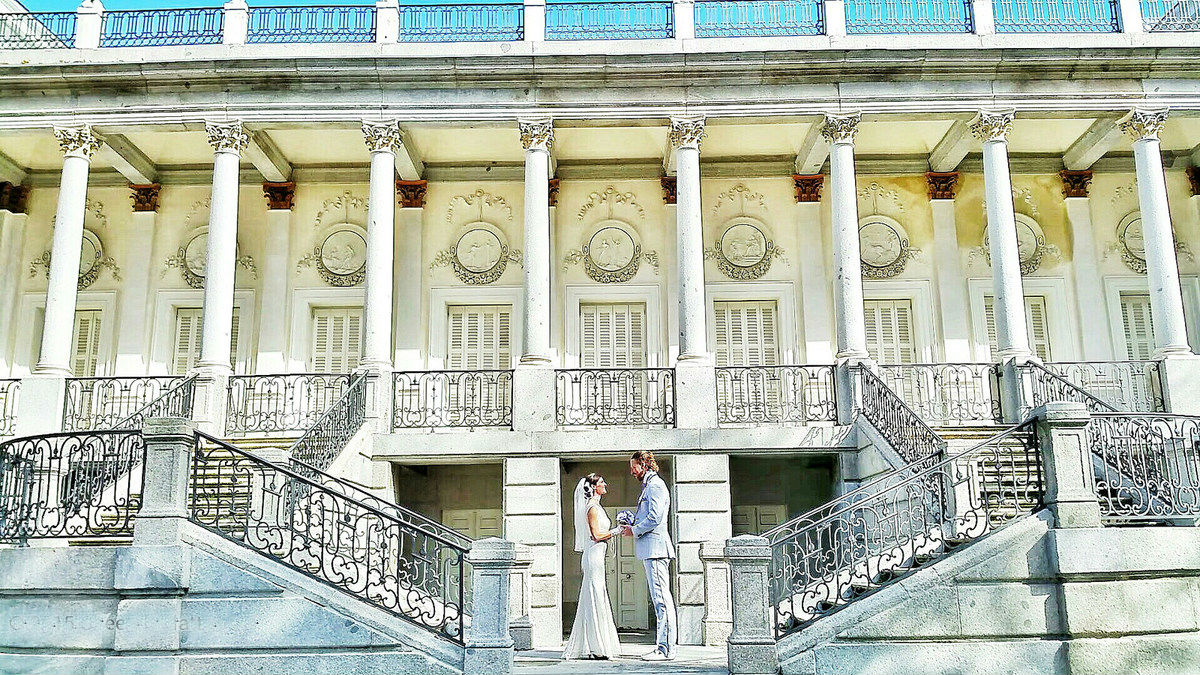 An-Acrobatic-Couple-Got-Married-in-38-Different-Places-in-the-World-13