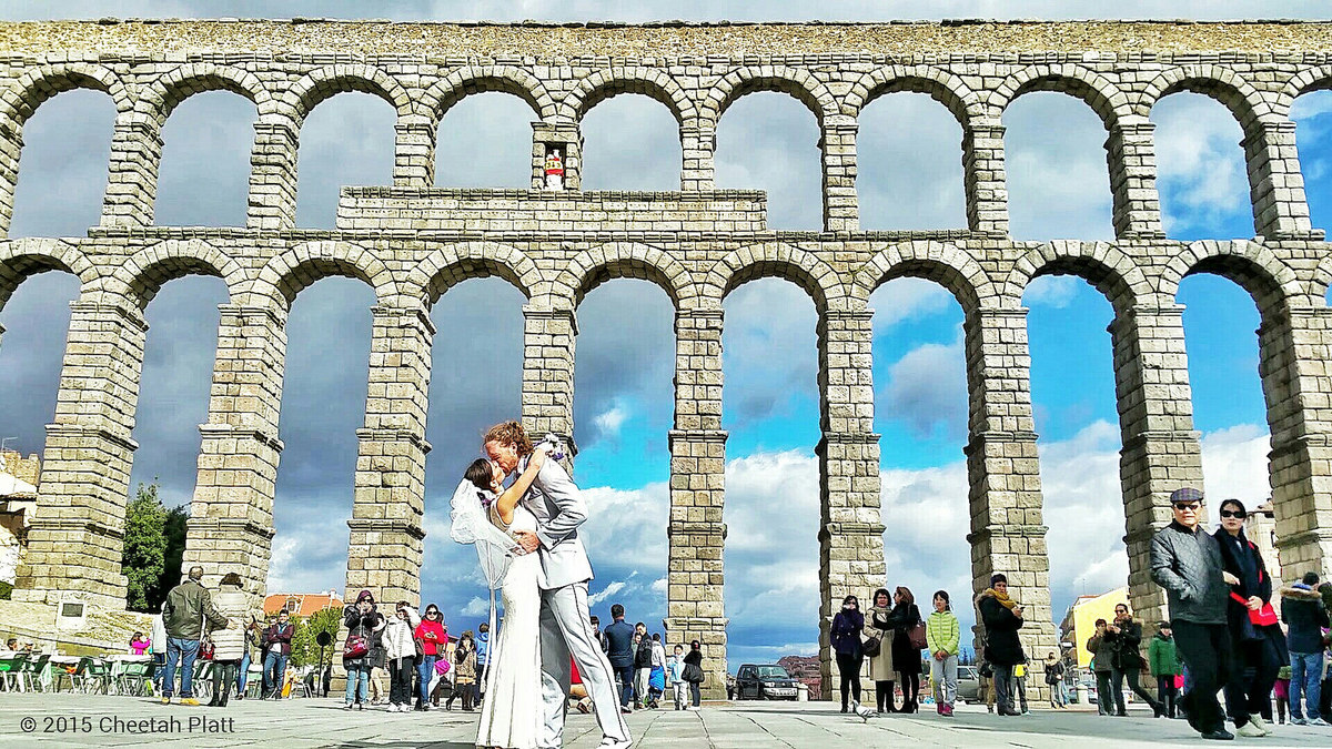 An-Acrobatic-Couple-Got-Married-in-38-Different-Places-in-the-World-14