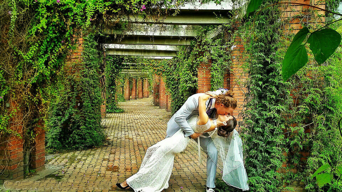 An-Acrobatic-Couple-Got-Married-in-38-Different-Places-in-the-World-15