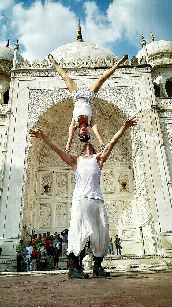An-Acrobatic-Couple-Got-Married-in-38-Different-Places-in-the-World-17