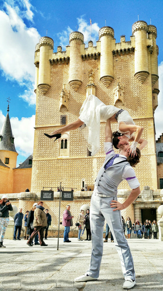 An-Acrobatic-Couple-Got-Married-in-38-Different-Places-in-the-World-18