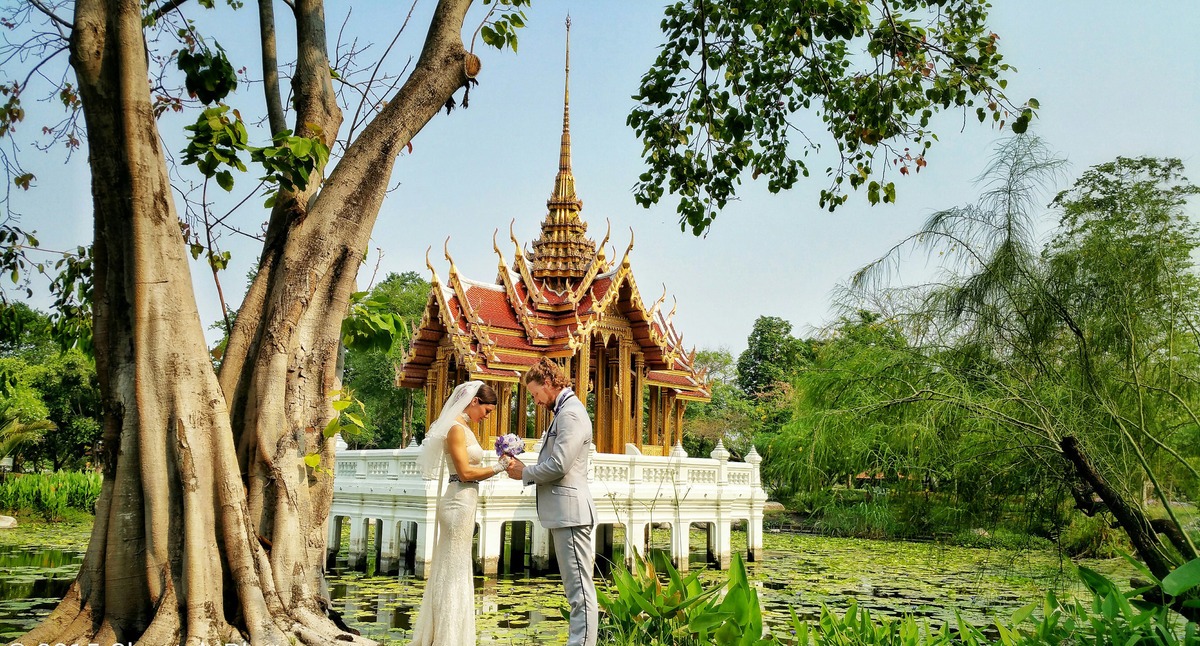 An-Acrobatic-Couple-Got-Married-in-38-Different-Places-in-the-World-3