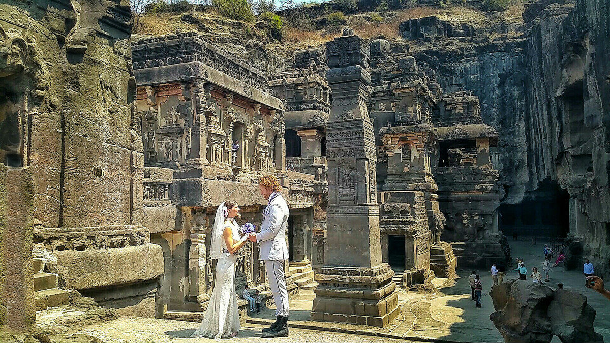 An-Acrobatic-Couple-Got-Married-in-38-Different-Places-in-the-World-4