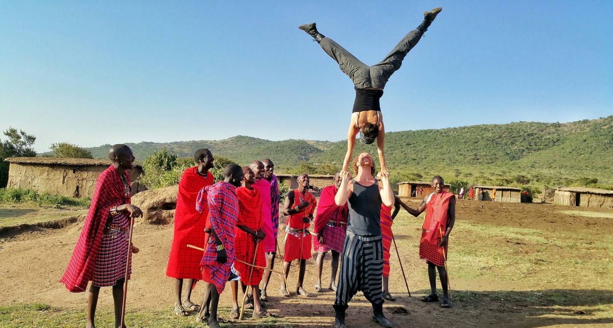 An-Acrobatic-Couple-Got-Married-in-38-Different-Places-in-the-World-5