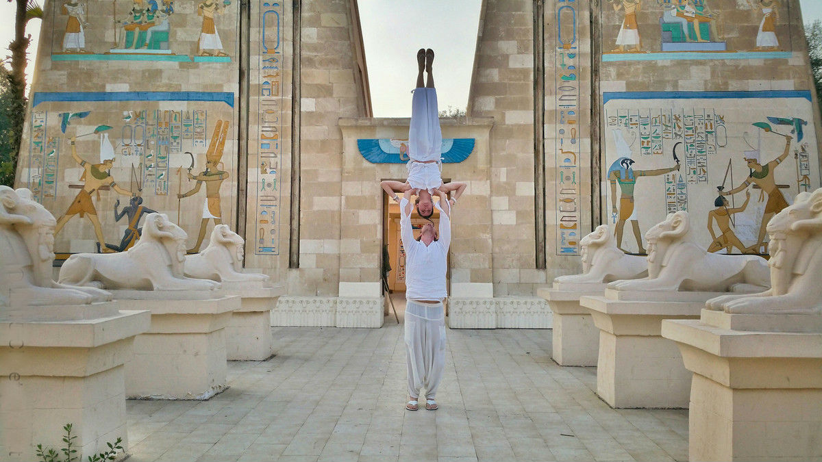 An-Acrobatic-Couple-Got-Married-in-38-Different-Places-in-the-World-6