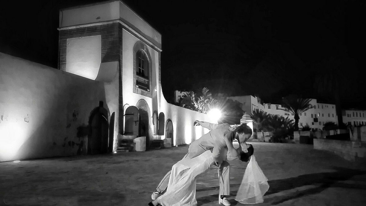 An-Acrobatic-Couple-Got-Married-in-38-Different-Places-in-the-World-7