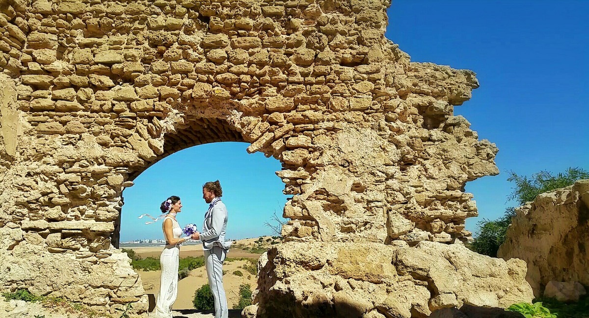 An-Acrobatic-Couple-Got-Married-in-38-Different-Places-in-the-World-8