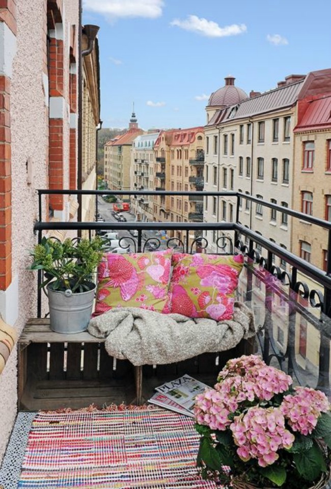 Amazing-Decorating-Ideas-for-Small-Balconies-3