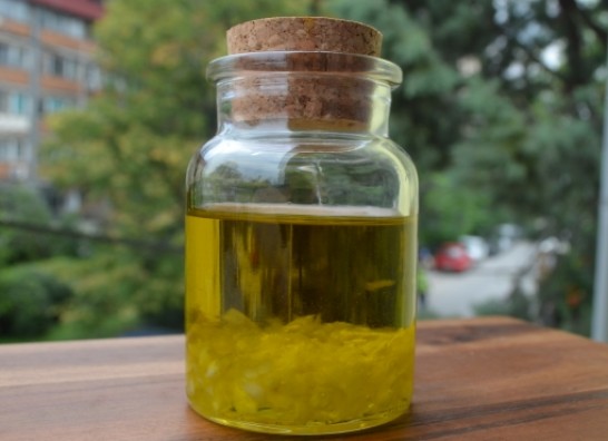Garlic-Oil-Cure-for-Infections-and-Aches-1