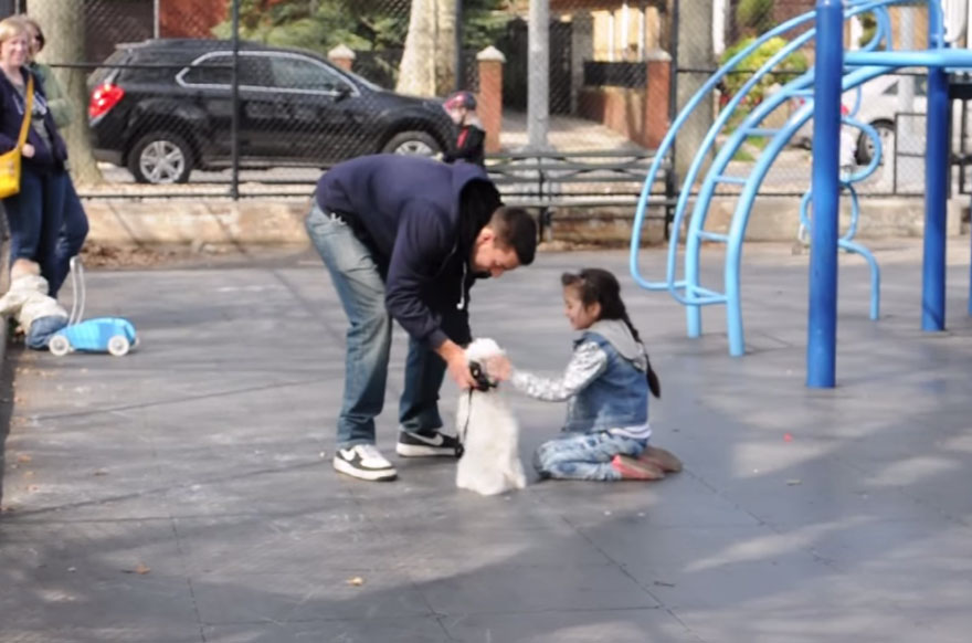 Shocking-Social-Experiment-How-Easy-It-Is-for-a-Stranger-to-Abduct-Your-Child-3