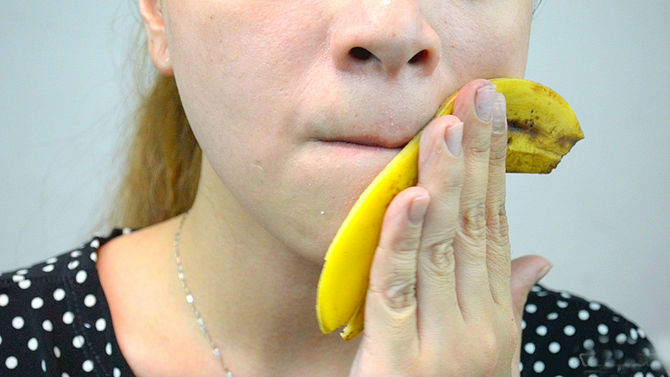 Stop-Throwing-Away-Banana-Peels-7-Ways-You-can-Use-Them-2