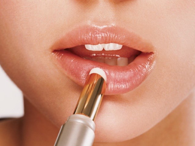 4-Ways-You’re-Destroying-Your-Lips-1