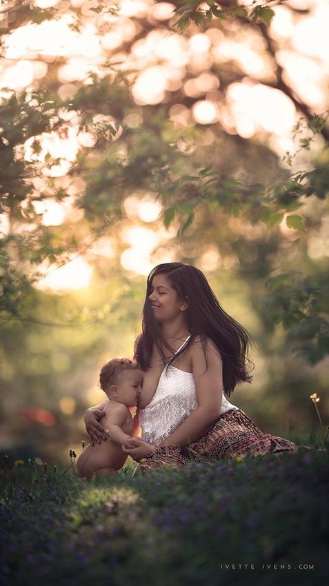 Breastfeeding-Goddesses-The-Beauty-of-Public-Breastfeeding-8