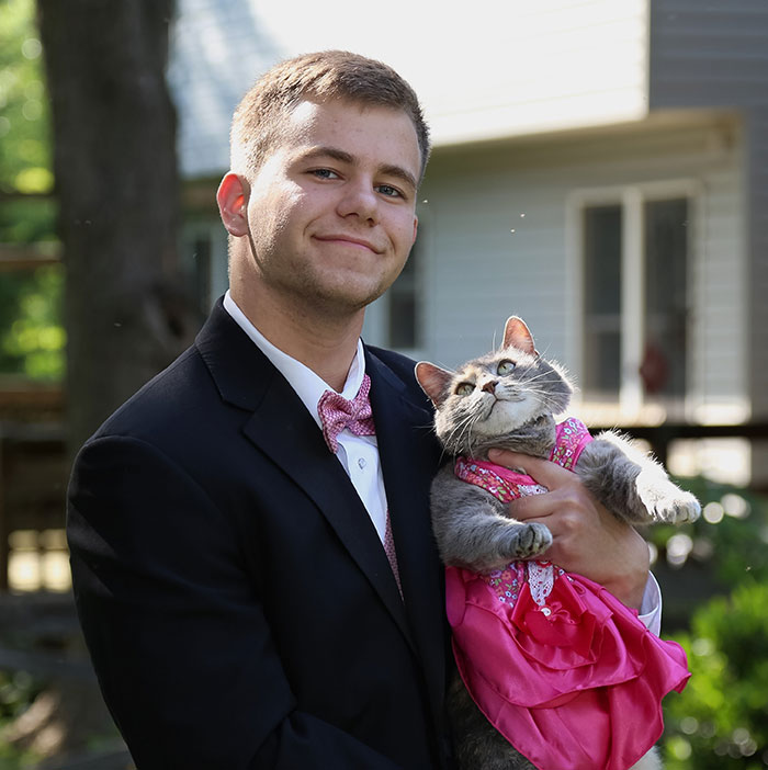 The-Most-Purfect-Prom-Date-Ever-A-Guy-Took-His-Beloved-Cat-to-Prom-1