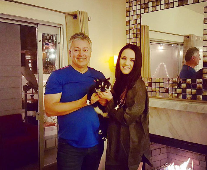 Meet-Keys-The-Cat-That-Puts-Her-Paws-In-The-Air-All-the-Time-And-Nobody-Knows-Why-12