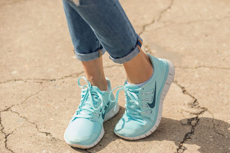 How to Wear Basketball Shoes With Jeans Women Daily Magazine