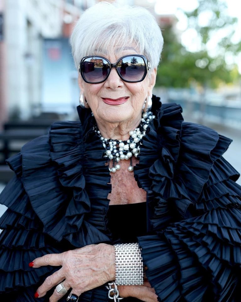 Fifteen glamorous short haircuts for women over 60 8 Women Daily Magazine 95-incredibly-beautiful-short-haircuts-for-women-over-60-lovehairstyles