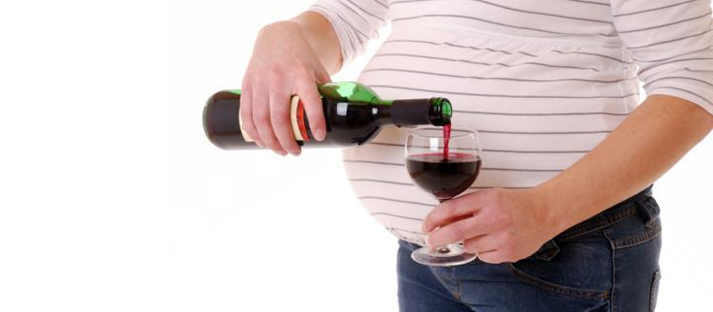 Бокал вина при беременности. Алкоголь при беременности. Алкоголь при беременности немного. Вино для беременных.
